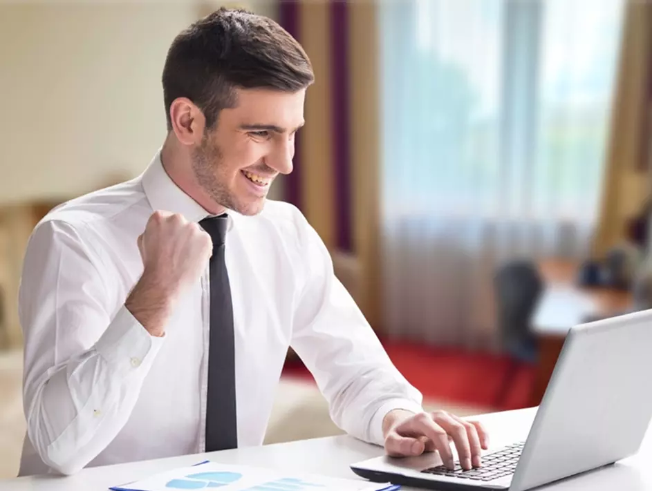 Mężczyzna siedzący z laptopem