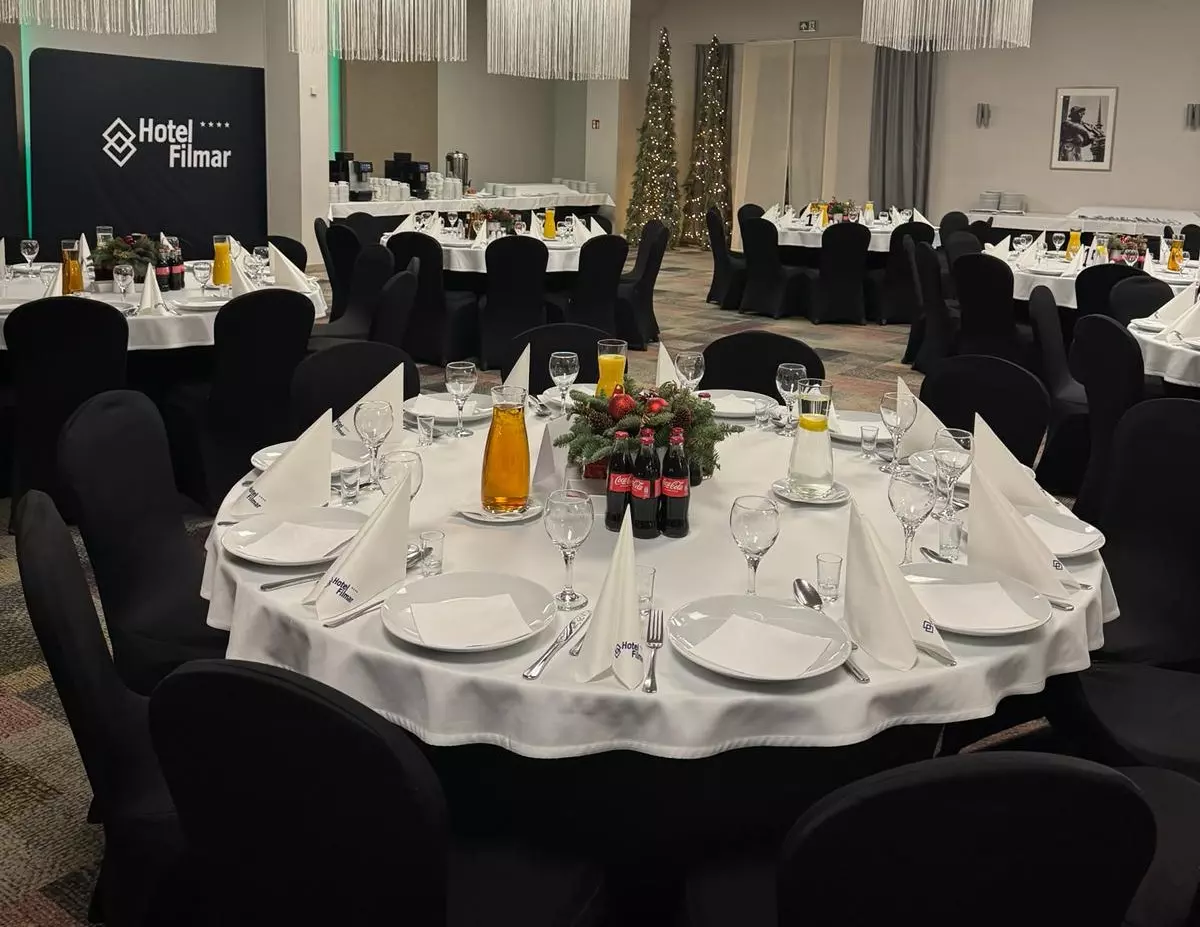 Sala przystrojona na czarno i biało Sala przystrojona na czarno i biało